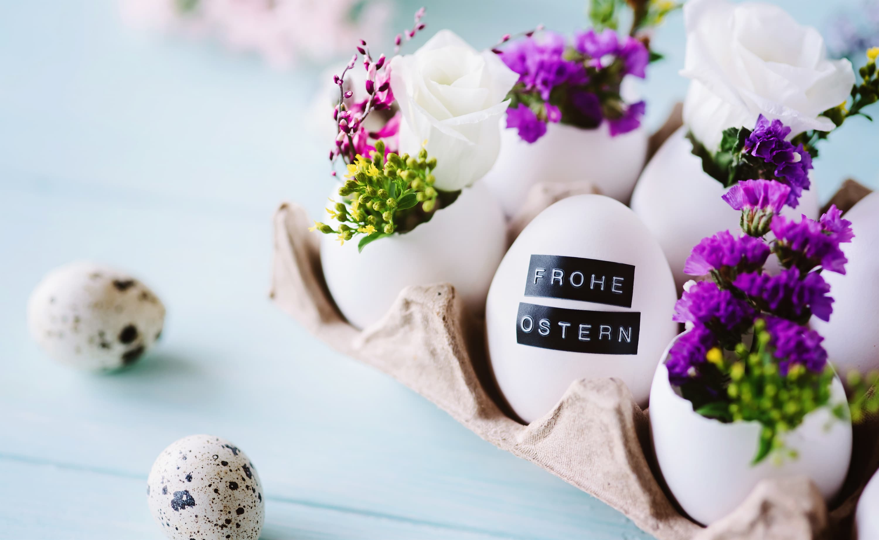 Eier in einem Eierkarton; auf einem Ei steht Frohe Ostern