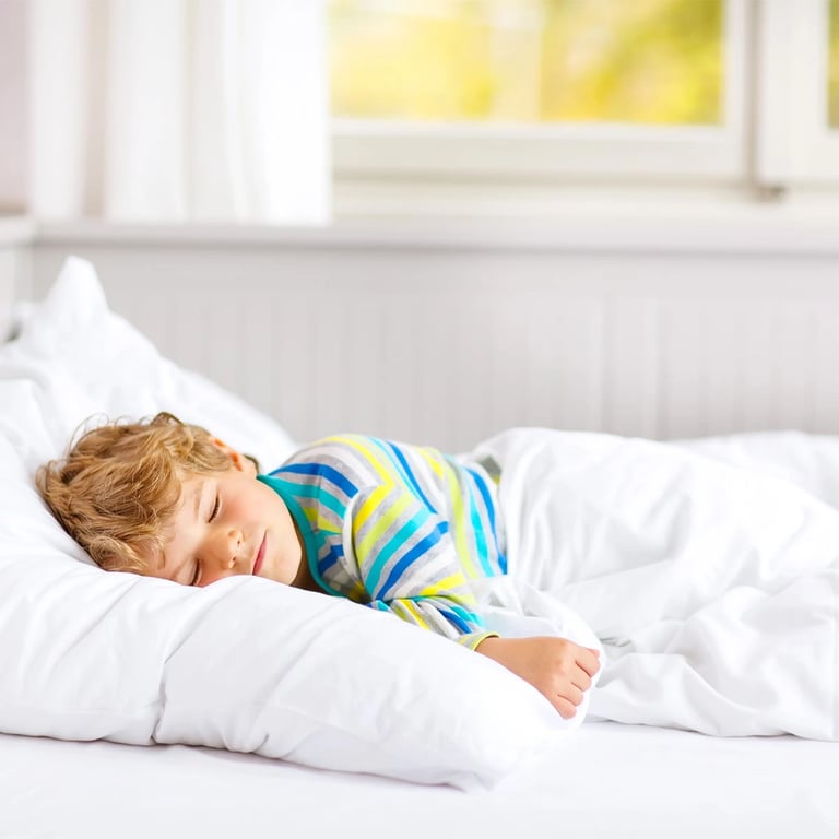 Junge schlafend im Bett