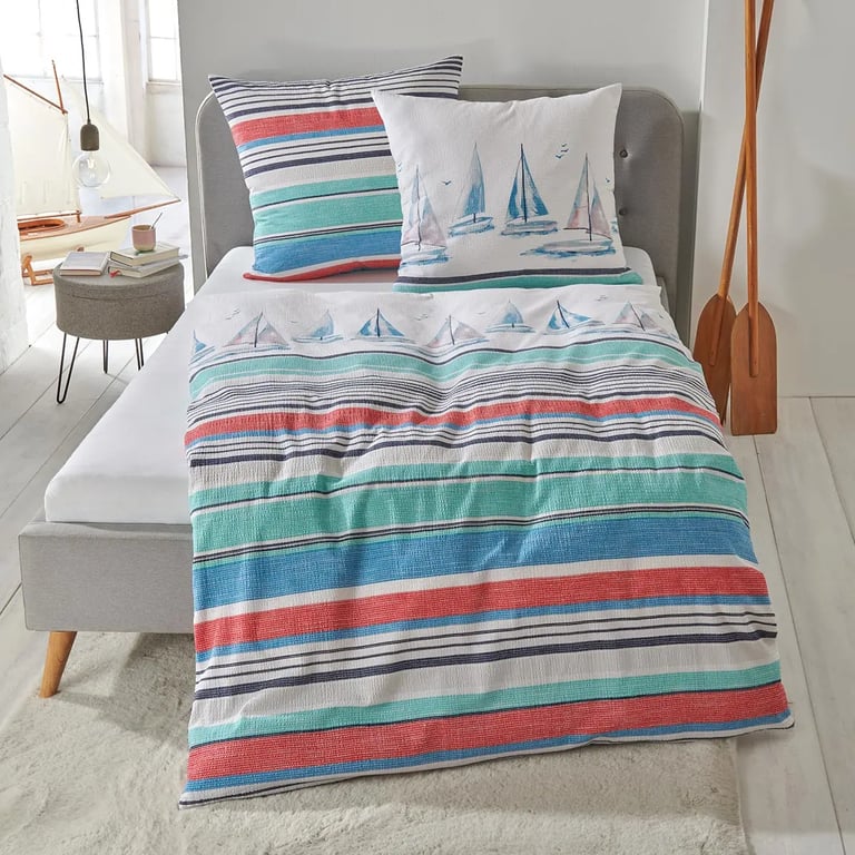 Sommerlich eingerichtetes Schlafzimmer mit Seersucker Bettwäsche