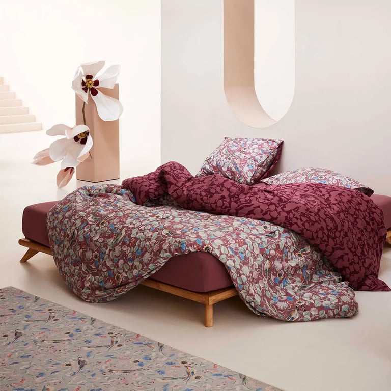 Wendebettwäsche in bordeauxrot mit Blumenmotiv auf einer Seite