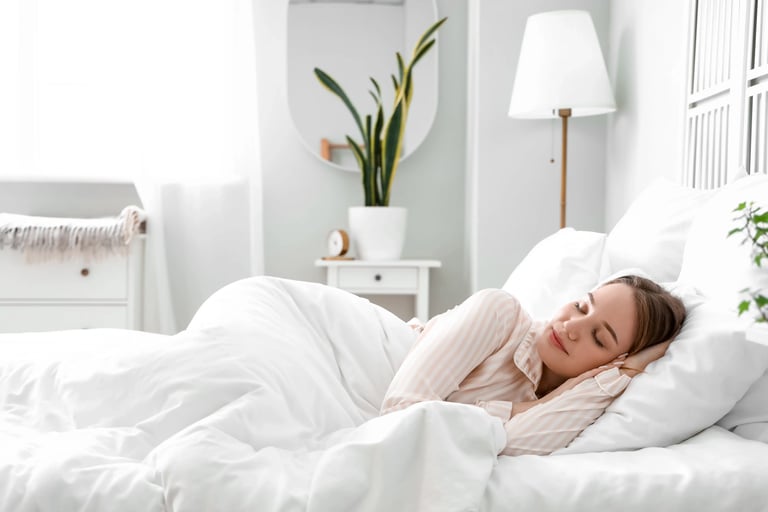 Entspannte Frau im Bett Seitenschläfer