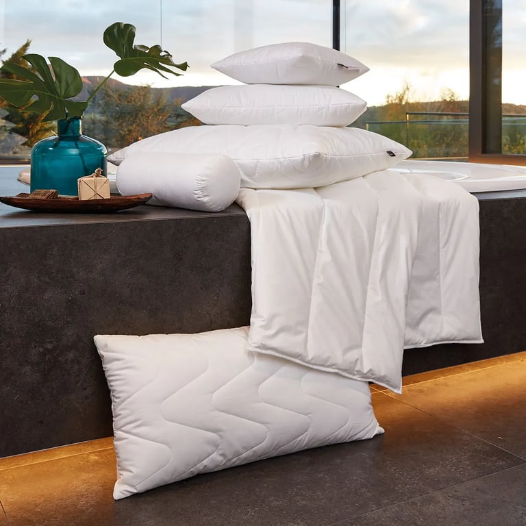 Kissen in verschiedenen Größen und Decke