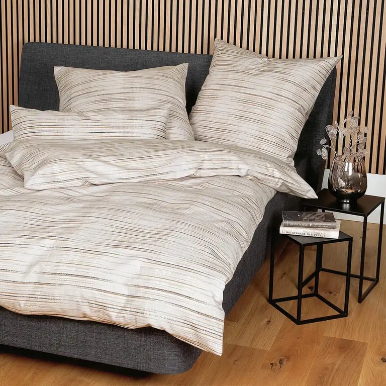 beige hellbraune Bettwäsche mit leichtem Streifenmuster