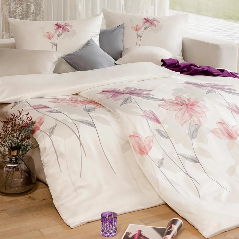 Weiße Bettwäsche von Hefel mit Blumenmotiv in rosa und pink
