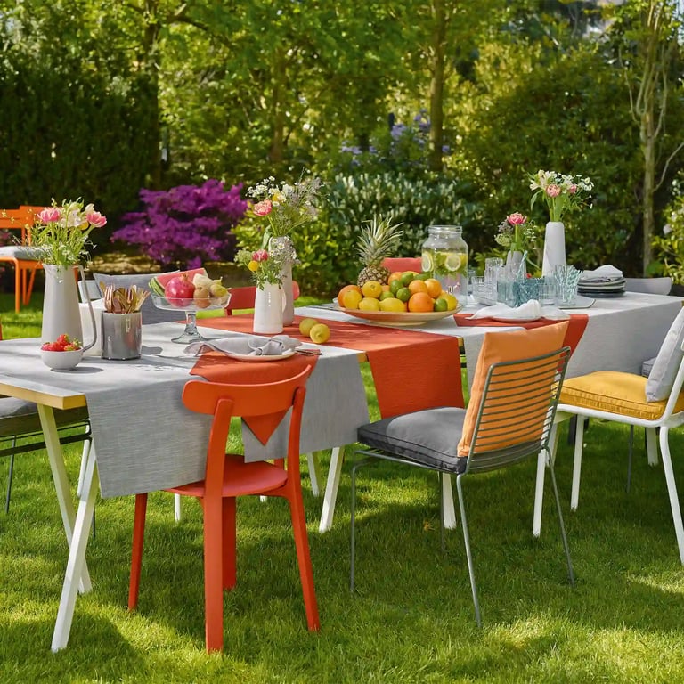 Gedeckter Tisch im Garten