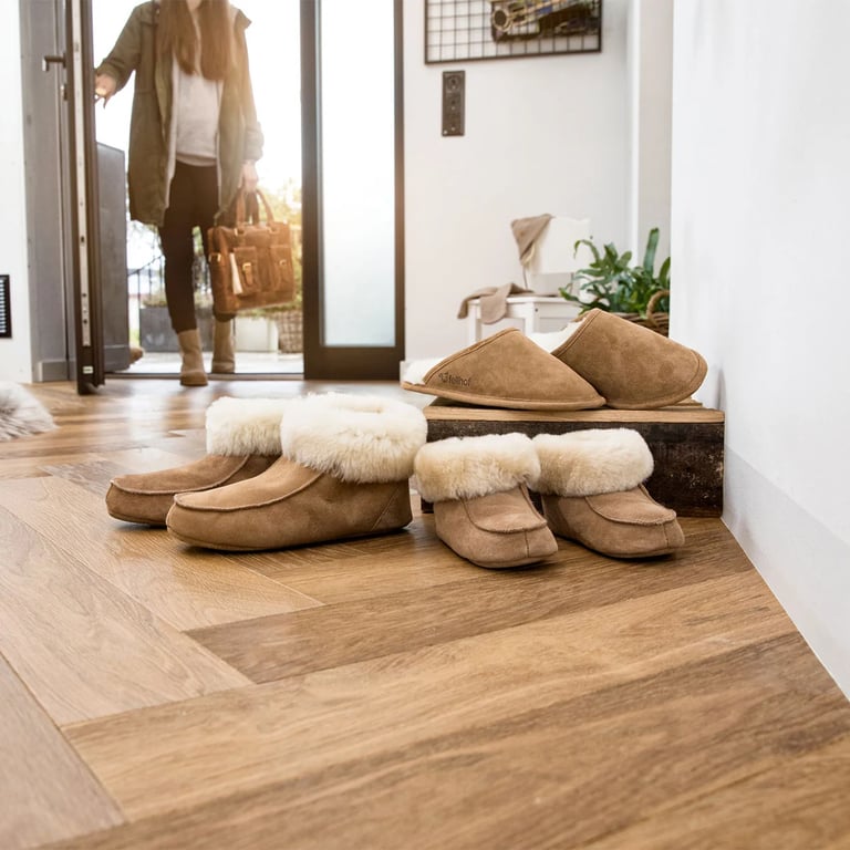 Fellhof Hausschuhe stehen im Eingangsbereich