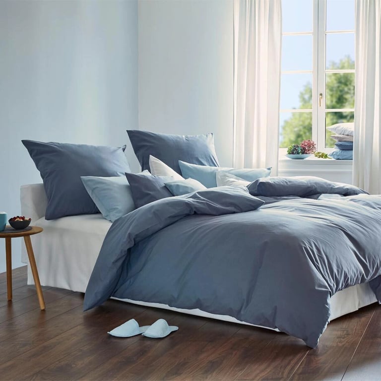 Schlicht gehaltene Bettwäsche in dunklerem blau