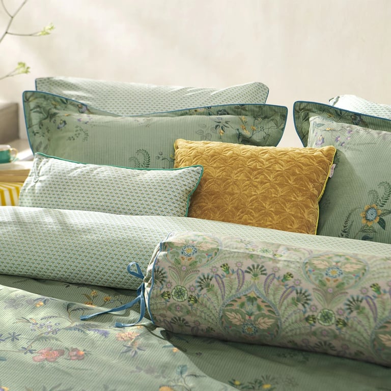 Grünliche Bettwäsche mit fein gestreiftem Grund, illustrierten Blumen und allover Print mit kleinem Blattwerk