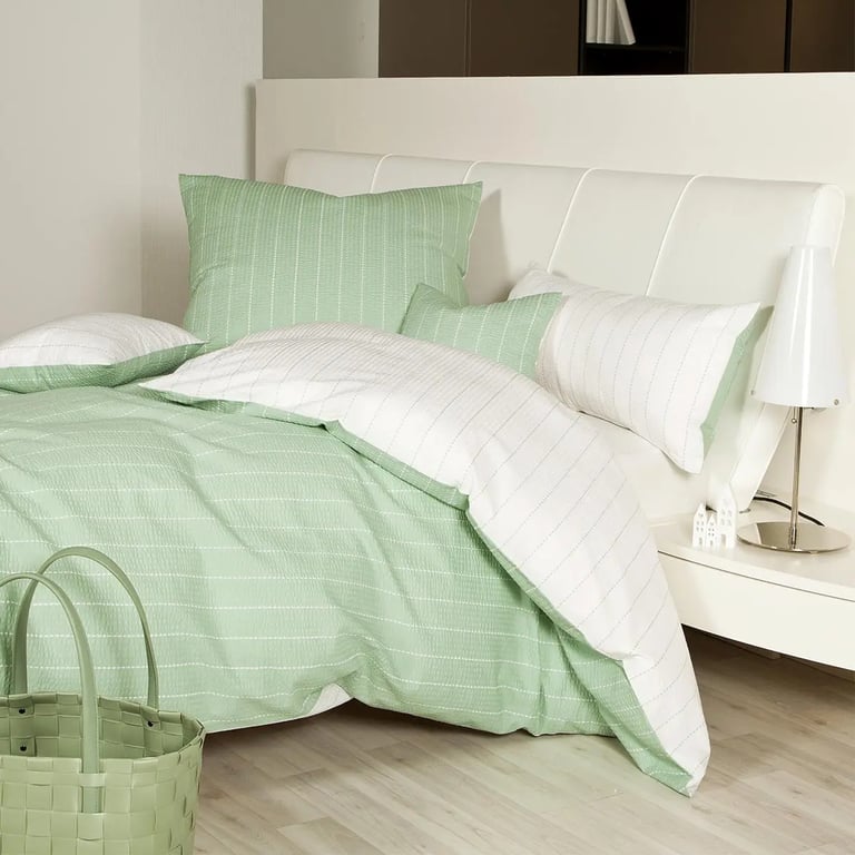 Schlafzimmer im skandinavischen Stil mit Seersucker Bettwäsche in Pastellfarbe