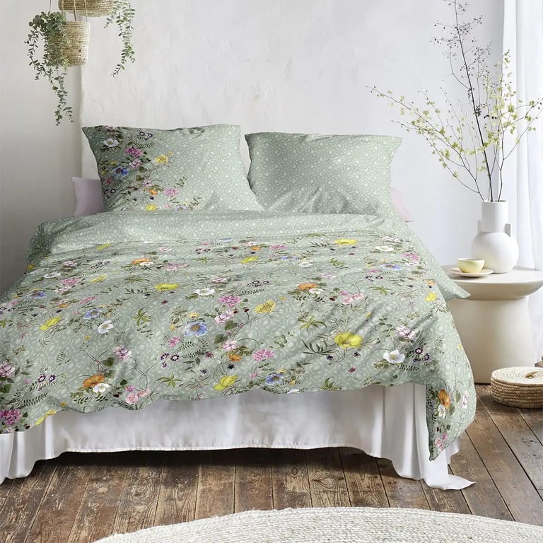 mintfarbene Bettwäsche mit Wiesenblumenmotiv