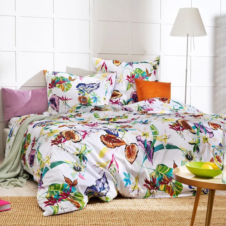 Bettwäsche mit Pflanzen und bunten Blumen