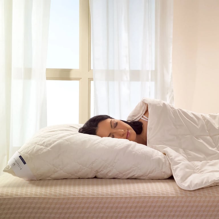 schlafende Frau auf Kopkissen und mit Bettdecke ohne Bettbezug