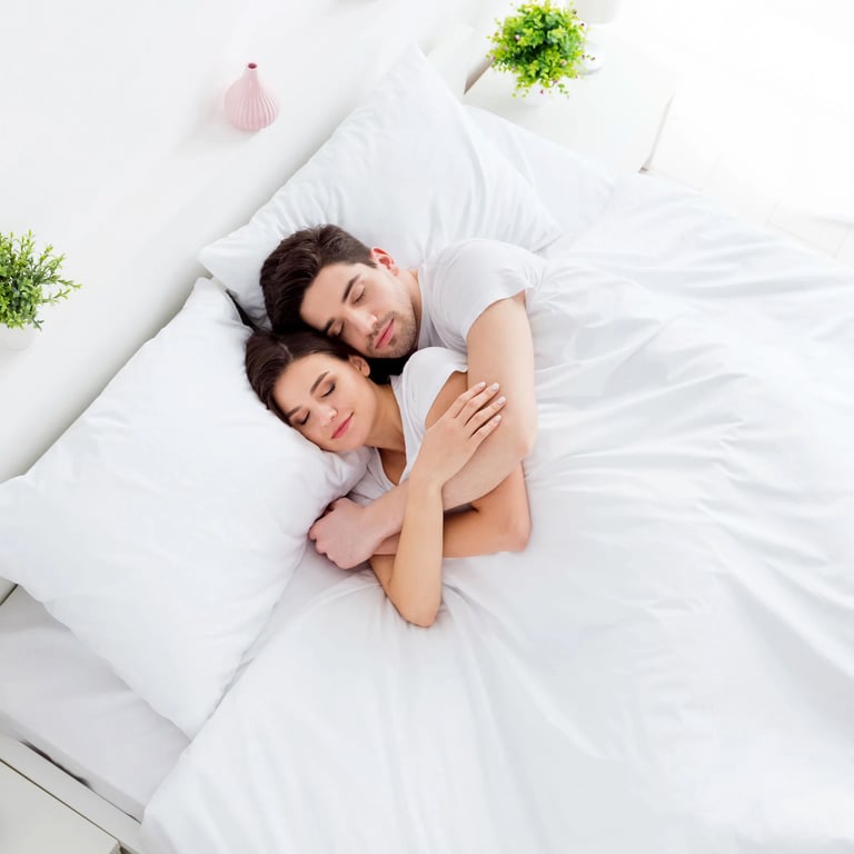 Pärchen, das im Bett kuschelt