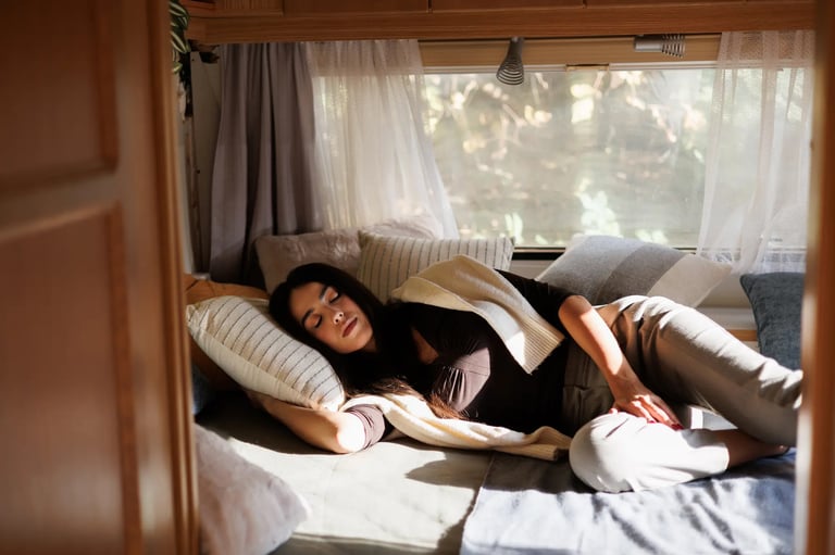 Frau im Camper auf falschem Kopfkissen