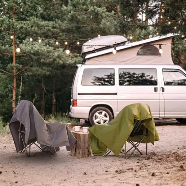 Zwei Decken, die über Campingstühlen hängen