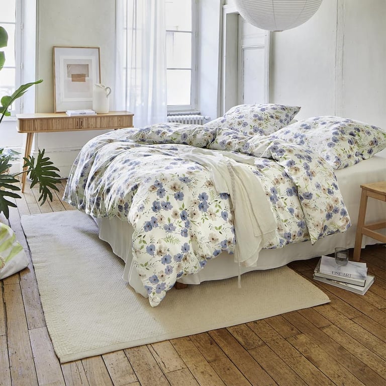 Beige Bettwäsche mit blauen Blumen