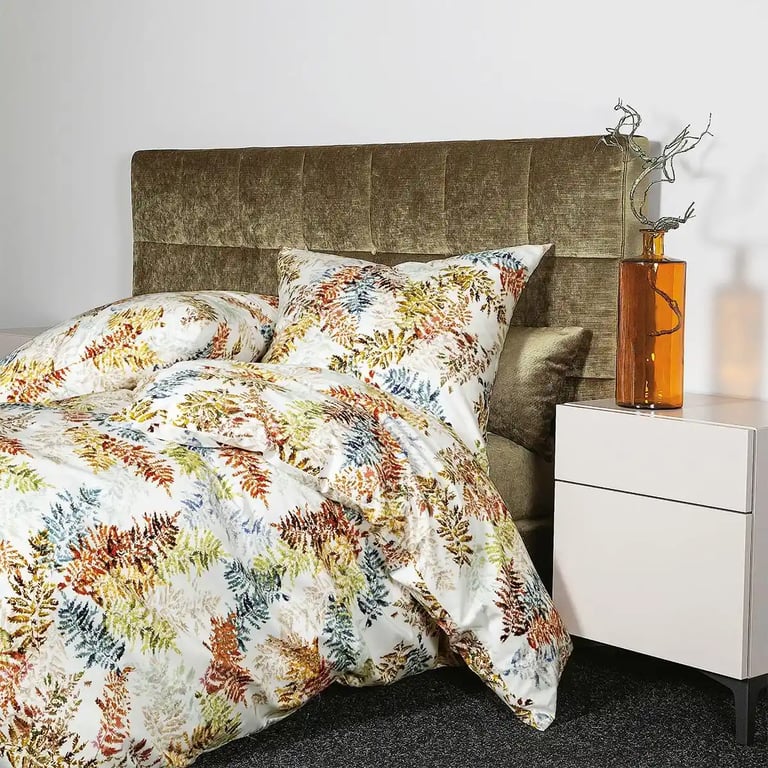 Bettwäsche mit herbstfarbenen Farnblättern