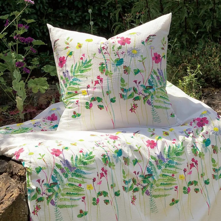 Weiße Seersucker Bettwäsche mit Farn und bunten Blumen