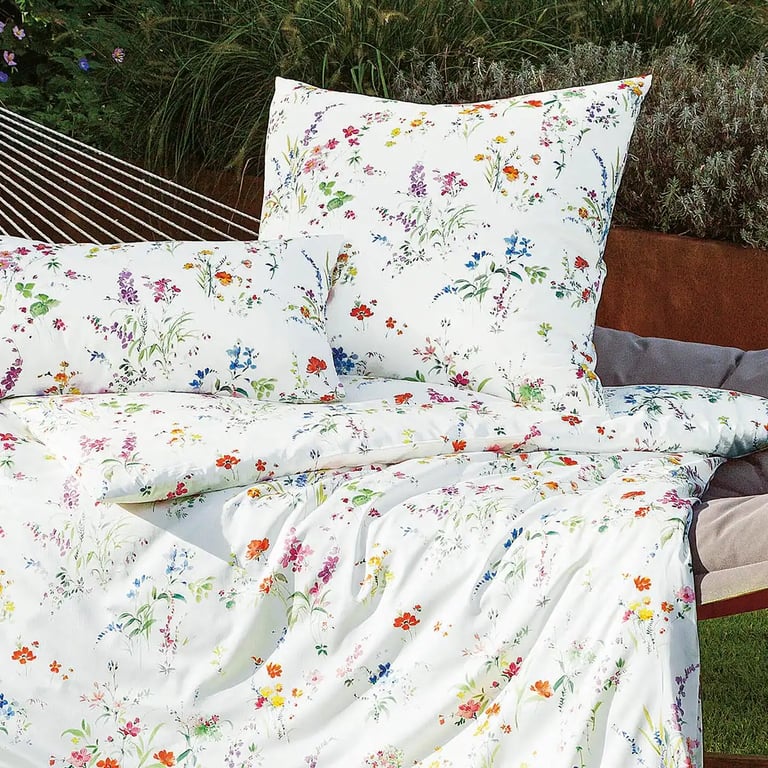 Weiße Bettwäsche mit bunten Wiesenblumen