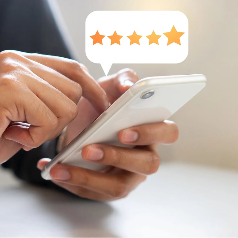 Hand hält Handy in der Hand; oberhalb sind 5 Sterne zu sehen