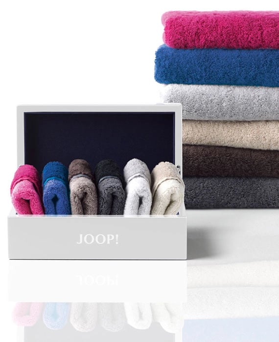Box mit JOOP Handtüchern in verschiedenen Farben