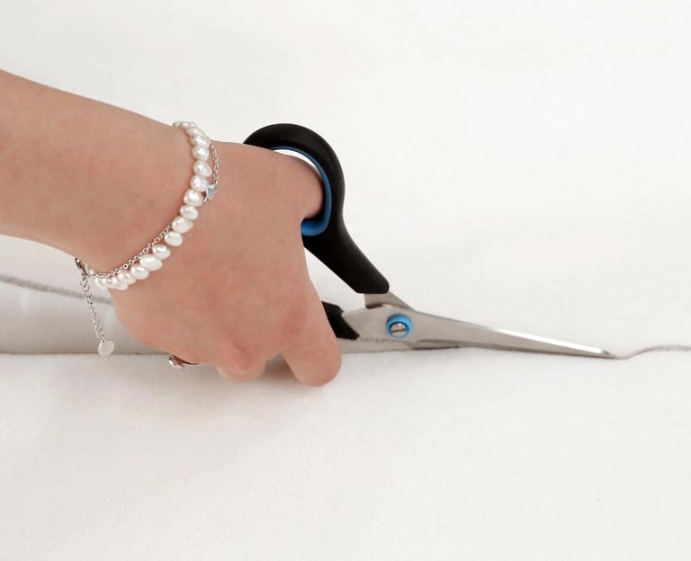 Hand mit Schere, die etwas zuschneidet