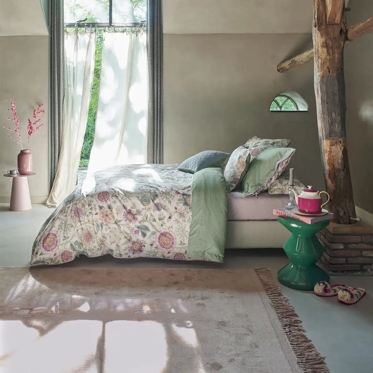 Weiße Bettwäsche mit Blumenmuster auf der einen Seite, andere Seite grün
